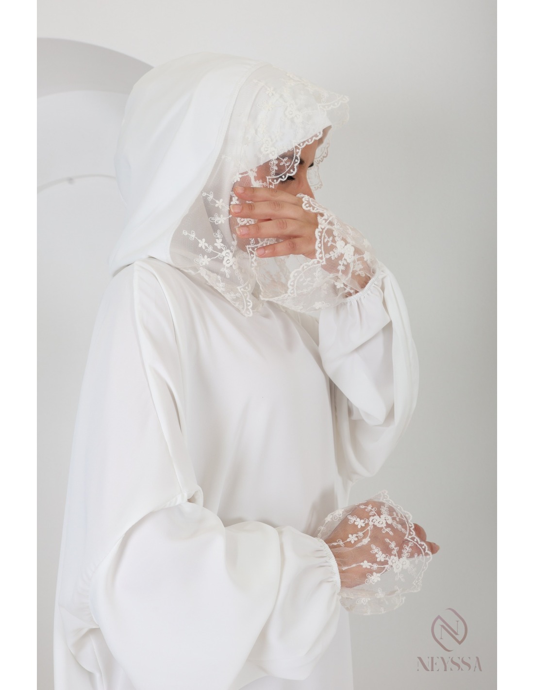 abaya avec hijab intégré
